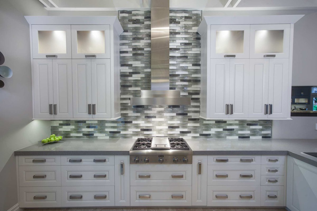 KitchenDesignOK's tweet photo. Modern. Fresh. Transitional. These words come to mind when experiencing this #kitchen. #kitchenideas #kitchendesign #tulsakitchendesigner https://t.co/JuLnzEpeO9