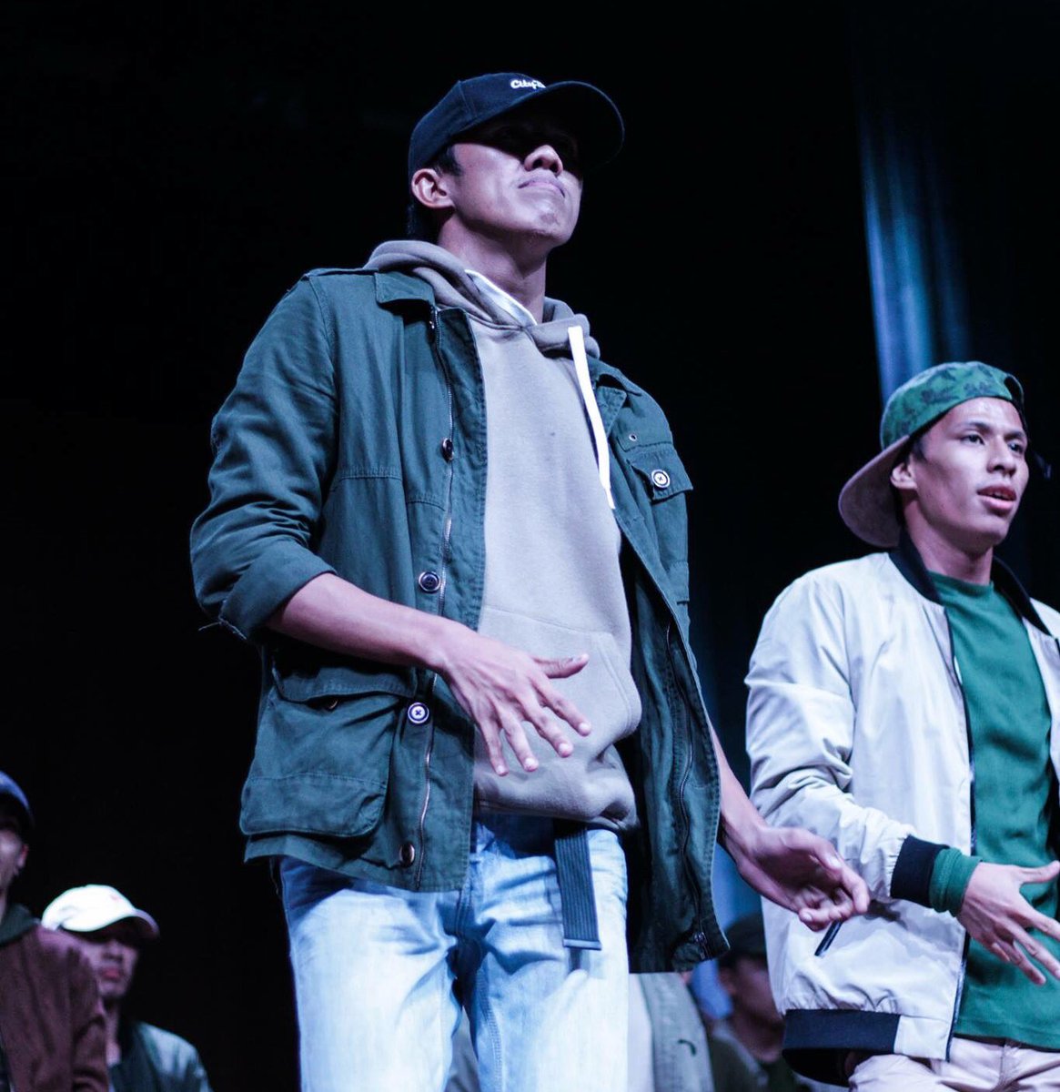 alipangandaman's tweet photo. Eto yung time na nabalitaan namin ni Dhz na wala pa pala kayong ticket sa concert. ANUNA 4 days nalang! Kuha na kayo tix! π
#ACTheTakeOff2 https://t.co/aGsTpZazUy