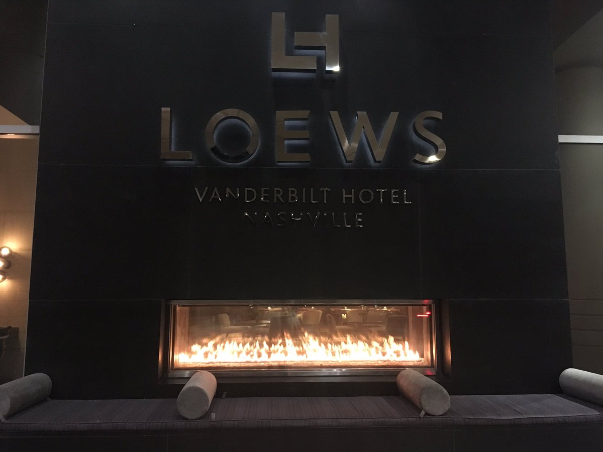 Bookbug_Jess's tweet image. Check in at 1:30am, service and rooms are fantastic 😍🥂 #jessandlilliemeetsarah @BloomsburySyd @SJMaas