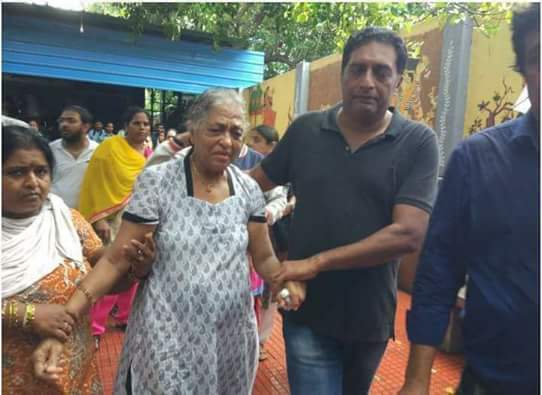 veni_ramachndrn's tweet photo. PrakashRaj ഗൗരി ലങ്കേഷ്‌ന്റെ അമ്മയെ ആശ്വസിപ്പിക്കുന്നു.ഇവിടെ കുറേ നടന്മാർ ബലാൽസംഘക്കേസിൽ ജയിലിൽ കിടക്കുന്നവനെ ആശ്വസിപ്പിക്കാന്‍ ക്യൂവിലാണ് 👇 https://t.co/MkuBMvFlE1