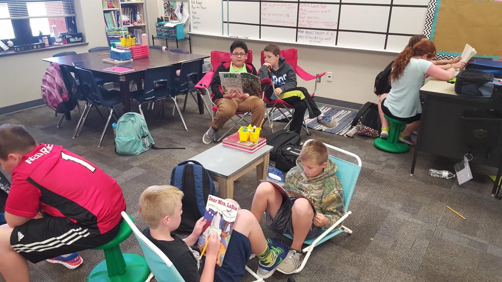 MrsCasieWalker's tweet photo. #readtoothers to make connections and monitor understanding #austinblueroos #whywisd https://t.co/GdHDigoC5n