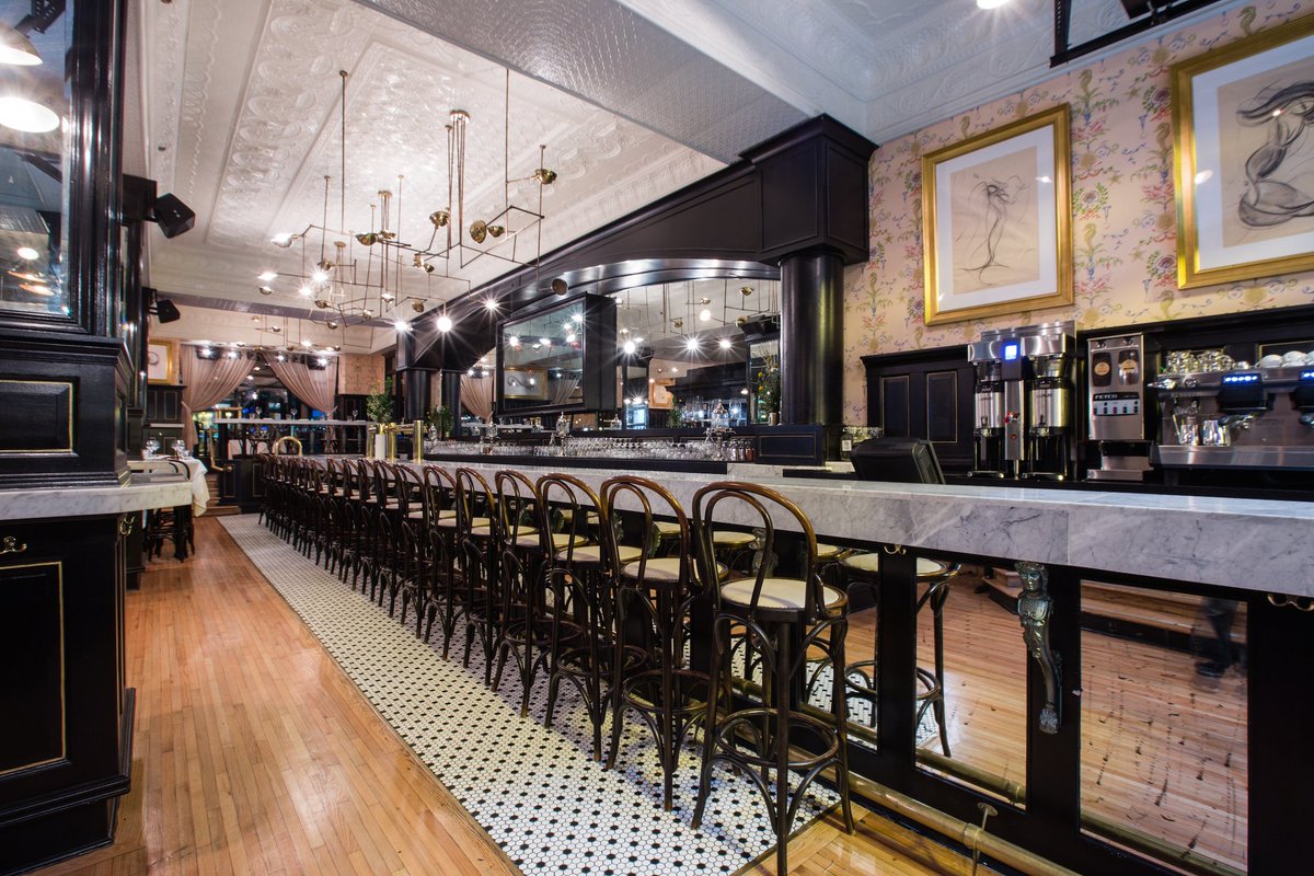 Now that's what we call a bar and it goes all the way to the sidewalk on North Wacker! #PearlBrasserie #CHI