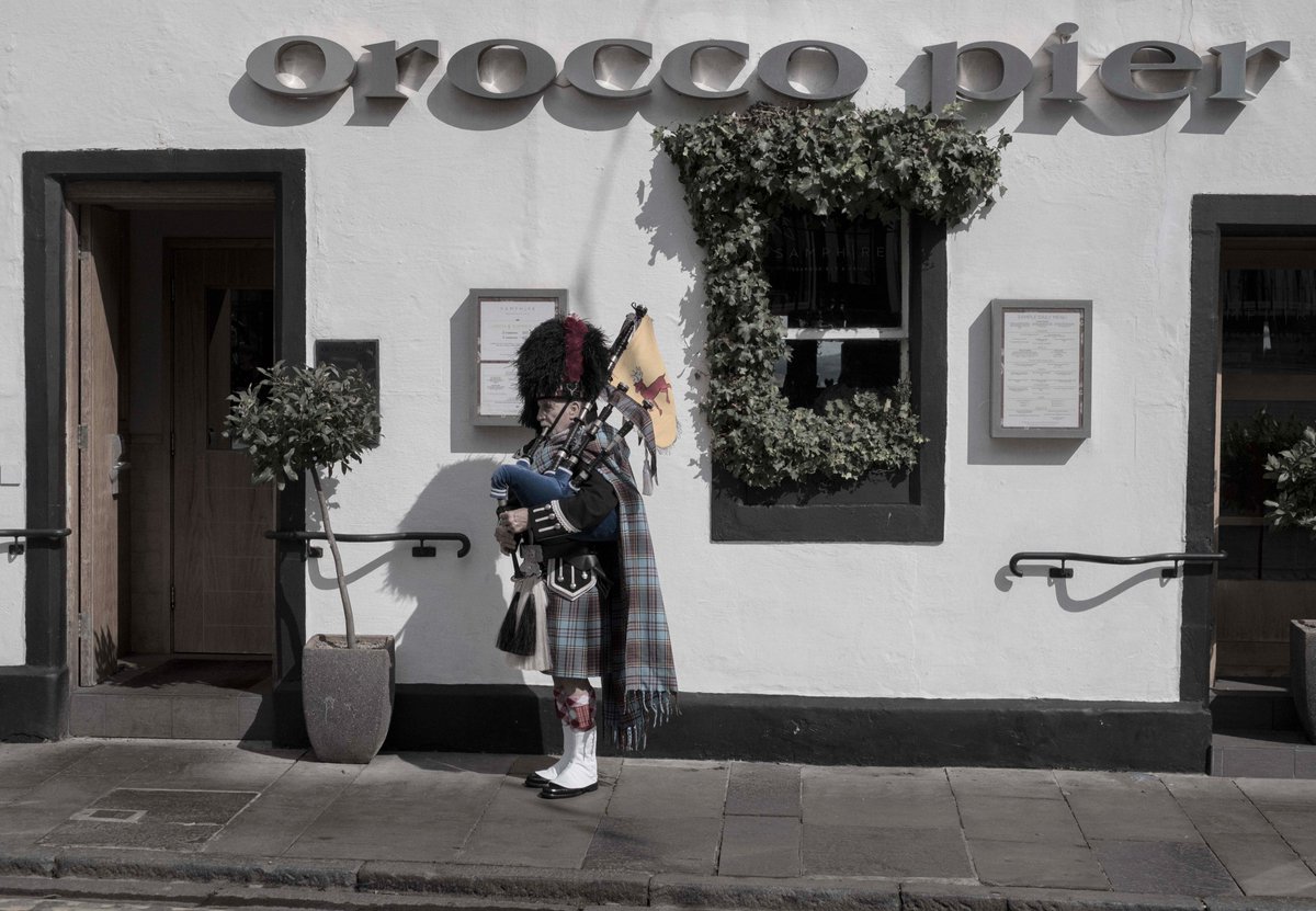 The was a piper last Saturday. #ScottishBagpiper @OroccoPier henni.photo