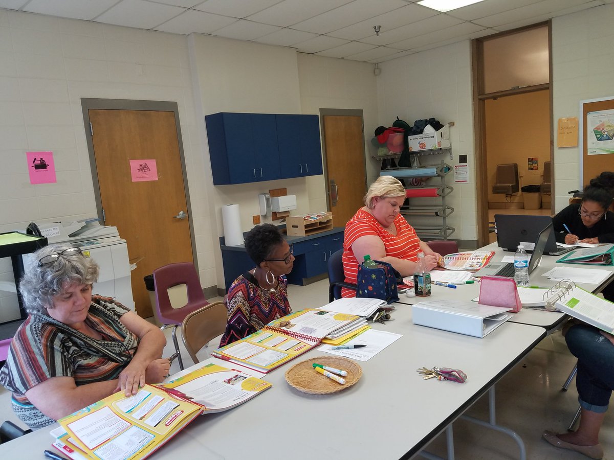 Tonya_Holt71's tweet photo. Shawnee Early Childhood PLC collaborating for students! #jcpsearly https://t.co/zWHJrEtcSv