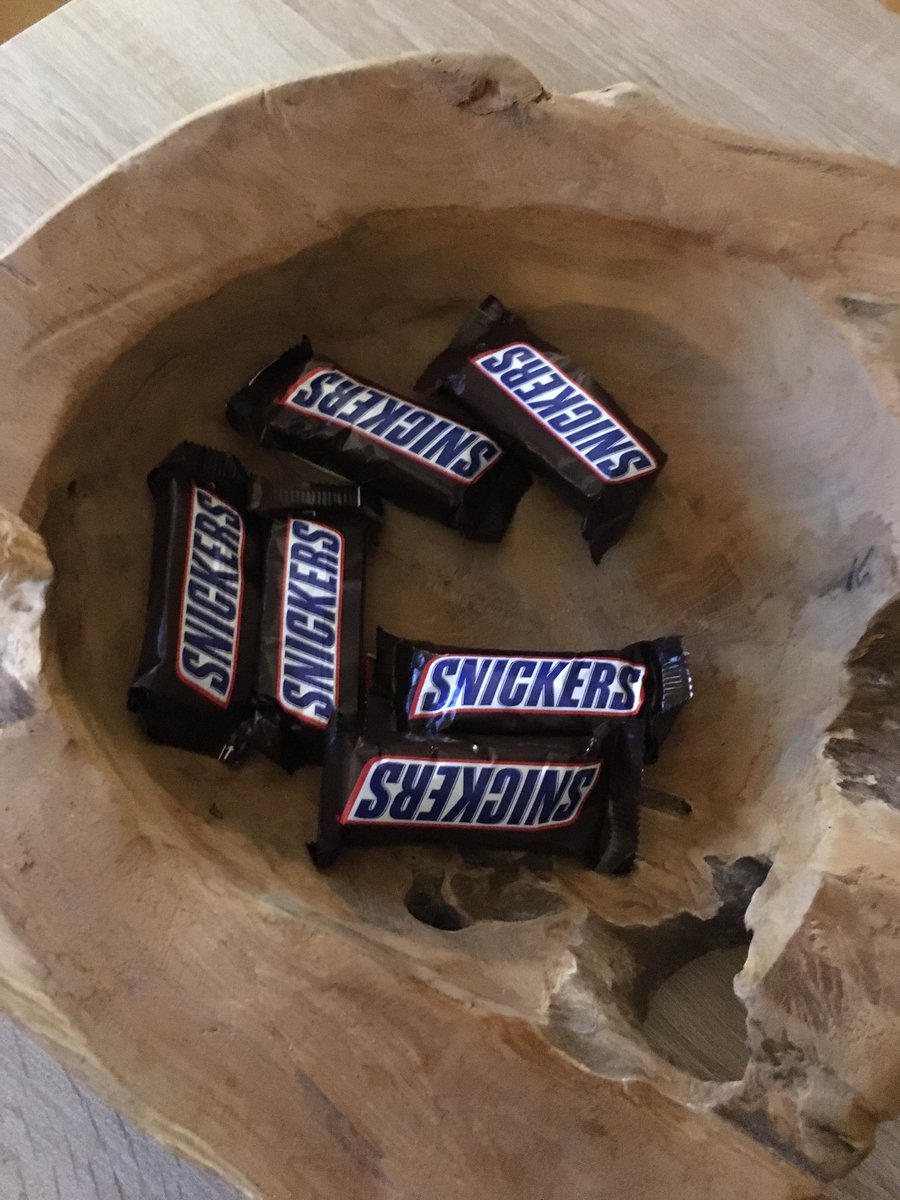 GamerAhead's tweet photo. Das ist wohl dieser natürliche Schwund, von dem alle reden. Da war definitiv schon mehr drin. #Snickers #Dekoration @SNICKERS https://t.co/bXiiWH6i5x