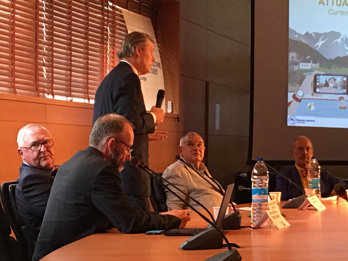 Scx_Flo's tweet photo. [#bluedeiz] Gunter Pauli @MyBlueEconomy félicite Pascal Parmentier pour l'avancement du projet de #FeuilleDePierre avec #ArmenPaper https://t.co/IeDTv7ERbP