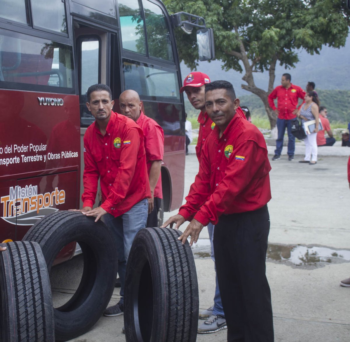 mintransporteve's tweet photo. #MisiónTransporte hace entrega de insumos y repuestos para unidades en #CuidadCaribia @mpptop #VenezuelaEEUURespetoYPaz https://t.co/VCBQDgZ50e