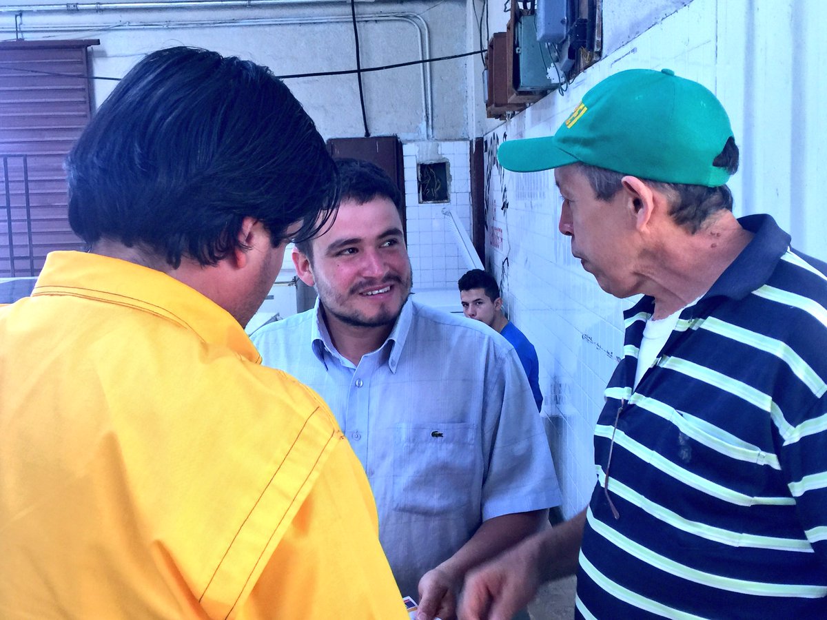 CarlosPaparoni's tweet photo. Desde el mercado municipal de #Tovar los merideños decidieron continuar esta lucha por la democracia y la libertad. #Mérida https://t.co/ME9ukQLt6D
