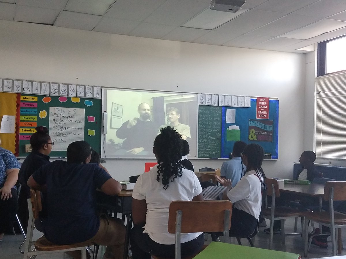 WHCSD_SUP's tweet image. WHMS scholars comparing American Sign Language to British Sign Language
THETIGERWAY#BESTANDBRIGHTEST