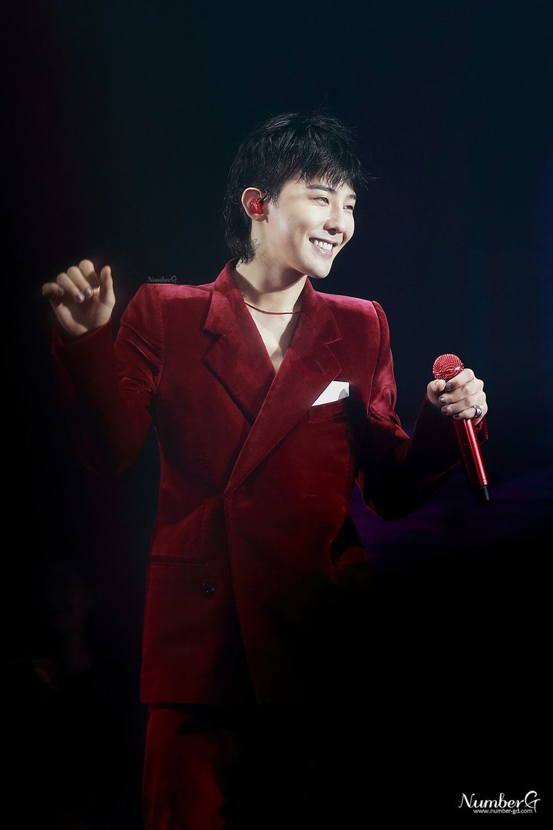 Number_GGG's tweet photo. HELLO~~👋💕

170901 ACT III, M.O.T.T.E 
in MANILA 

오랜만에 헬로무대로 
신난 #권지용 #GDRAGON

안무를 기억하고 있는 권귀요미 🎶💃
#NumberG https://t.co/IIIPdTxvPt