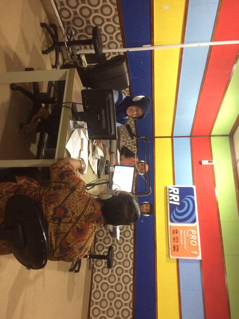 Hai guys kita ada info terbaru nih.Apa sih itu? Wow,kita tadi habis siaran di RRI Surakarta .Tunggu kita ya siaran di Metta Fm.Slalu stay ya