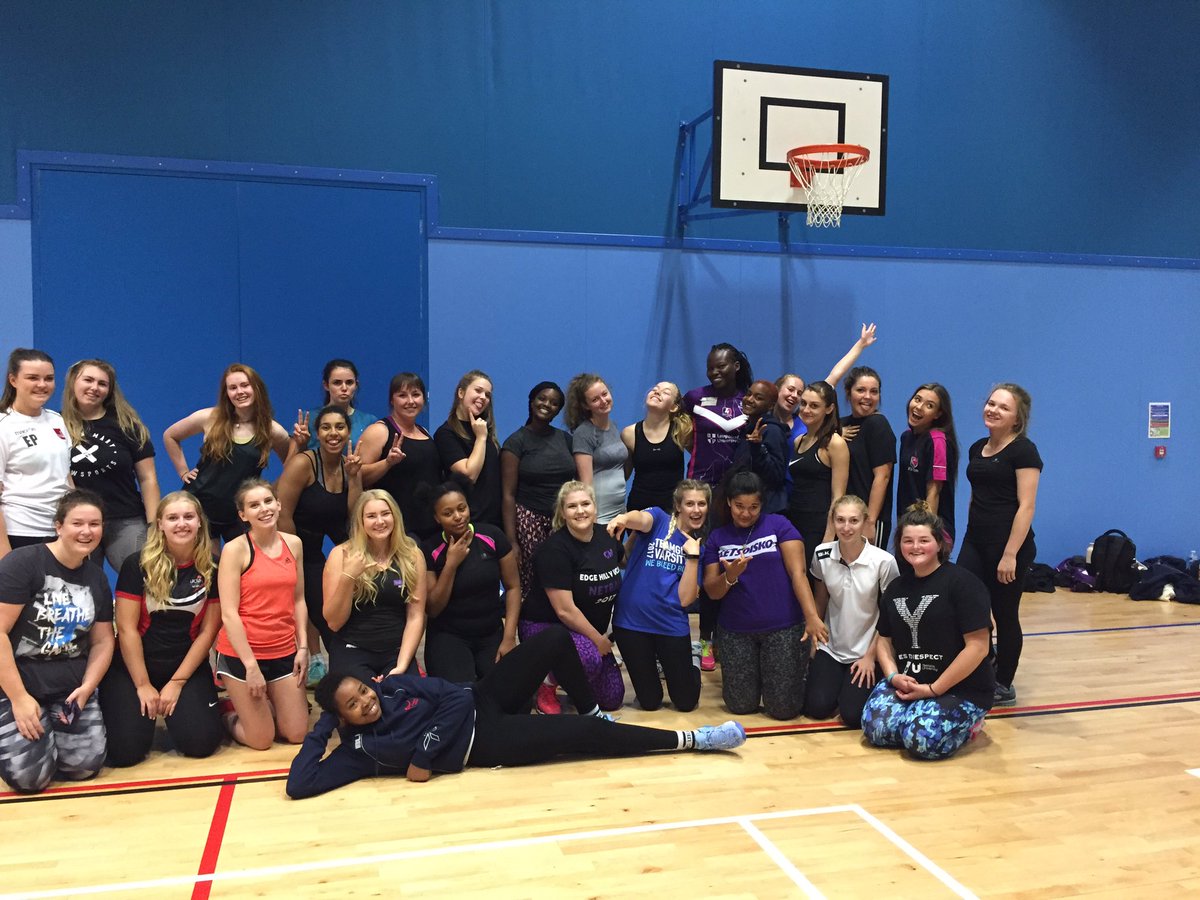 WynnHelen's tweet photo. Peace popped in to meet team UNO #NetballNeverStops @England_Netball https://t.co/Ve6SlS1gVj