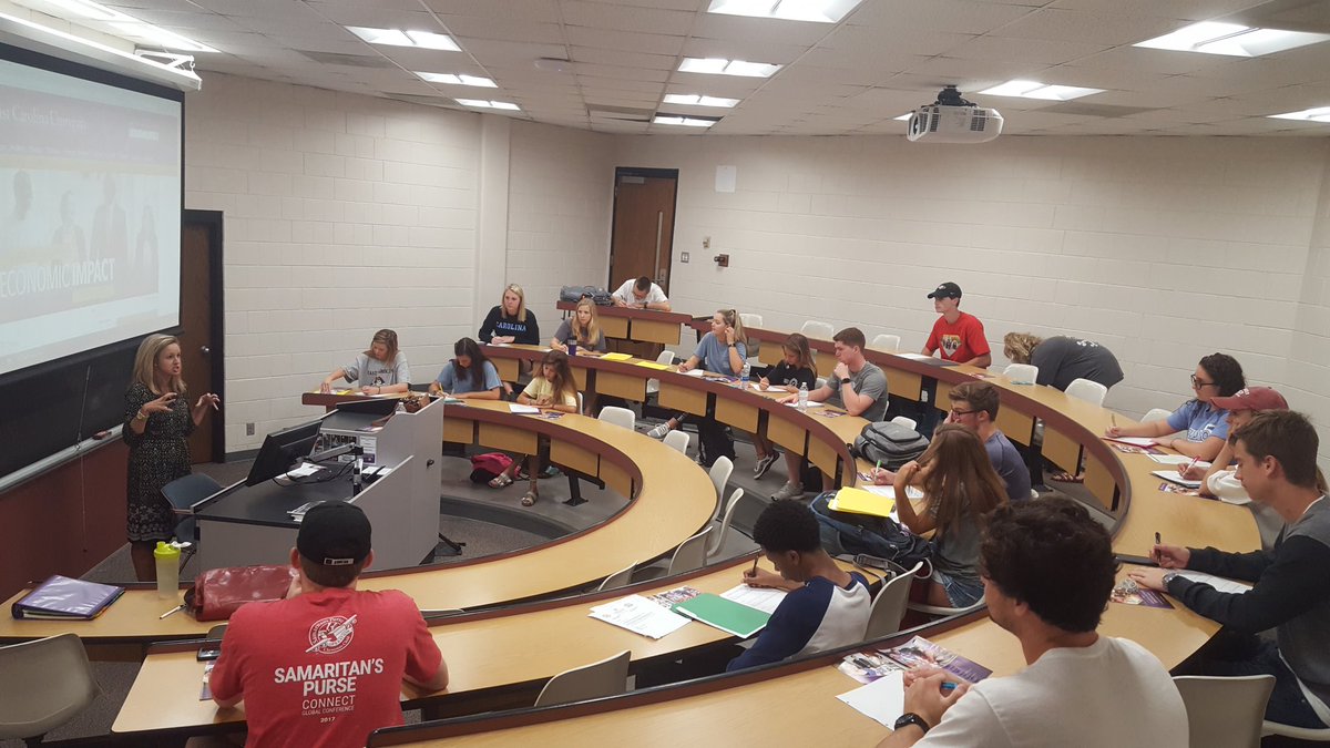 SarahLage11's tweet photo. Thank you @ECUHHP for presenting today! #ECU21 #ECUMAP #ProfessionalPirates #majorexploration @ECUCareerNET https://t.co/p3hAkVCjYg