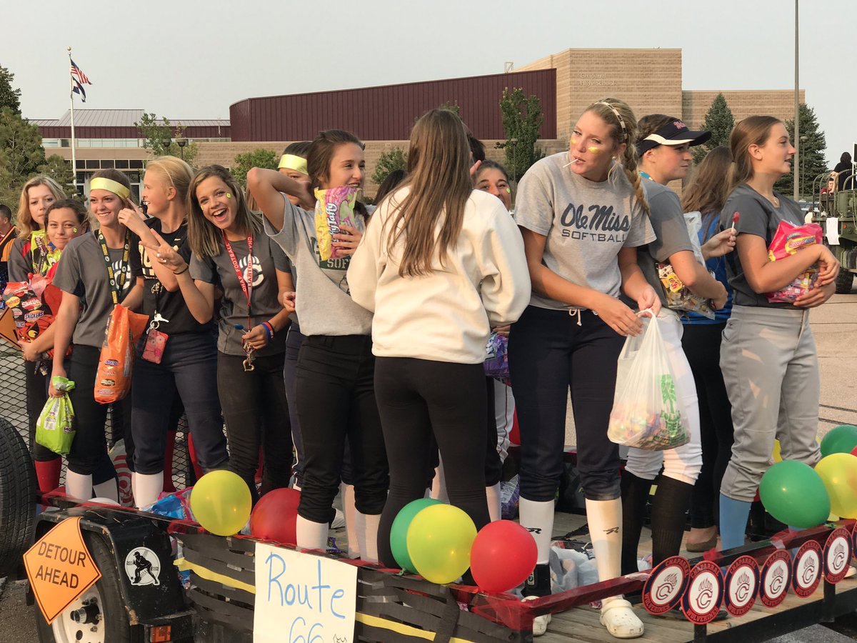 ChapHappenings's tweet photo. Homecoming Parade!!! 🎉🍬❤️ #ChapHoco2017 https://t.co/rGCUpk2uUW