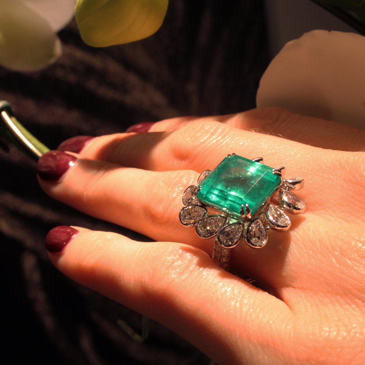 TheJewelleryEd's tweet photo. See how the Colombian emerald in this Sutra ring glows in the light: https://t.co/3AzMduyxUH

@SUTRAJEWELS #sutrajewellery #jewellery https://t.co/rUQLwvJeKE