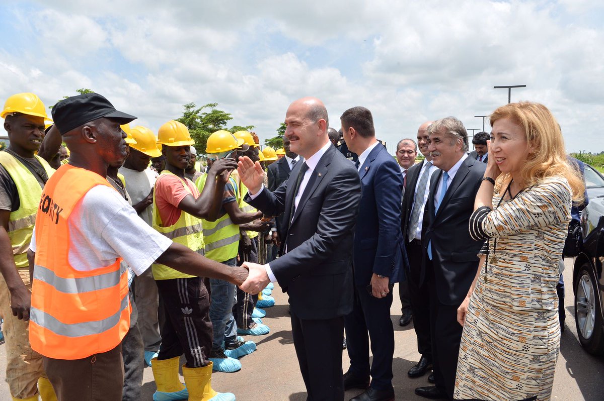 suleymansoylu's tweet photo. Dakar'da Türk iş adamları tarafından yapımı devam eden otelin işçileriyle bir aradayız https://t.co/rBygNXMbtd