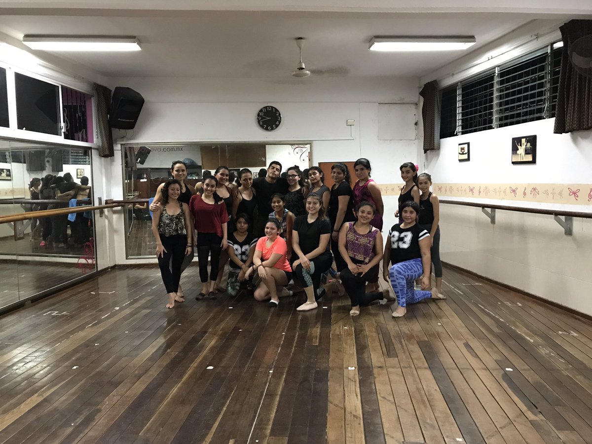 ESC_ANAPAVLOVA's tweet photo. Clase de TÉCNICA DE JAZ con @erikyahir 💪🏻 mejorando día día https://t.co/7YbmdbAl0h