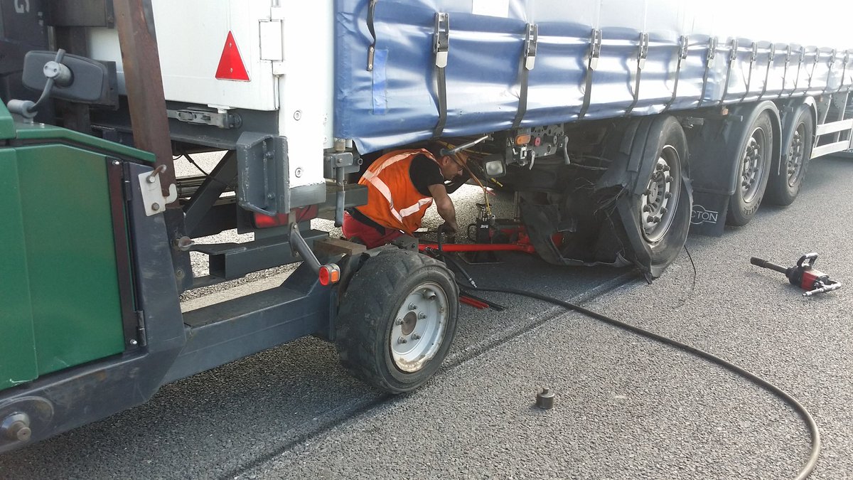 Nu samen met de met de banden service bezig op de A1 li ri #Apeldoorn. Vrachtwagen met klap band. 2 rijstroken ❌. #A1 li 98,6