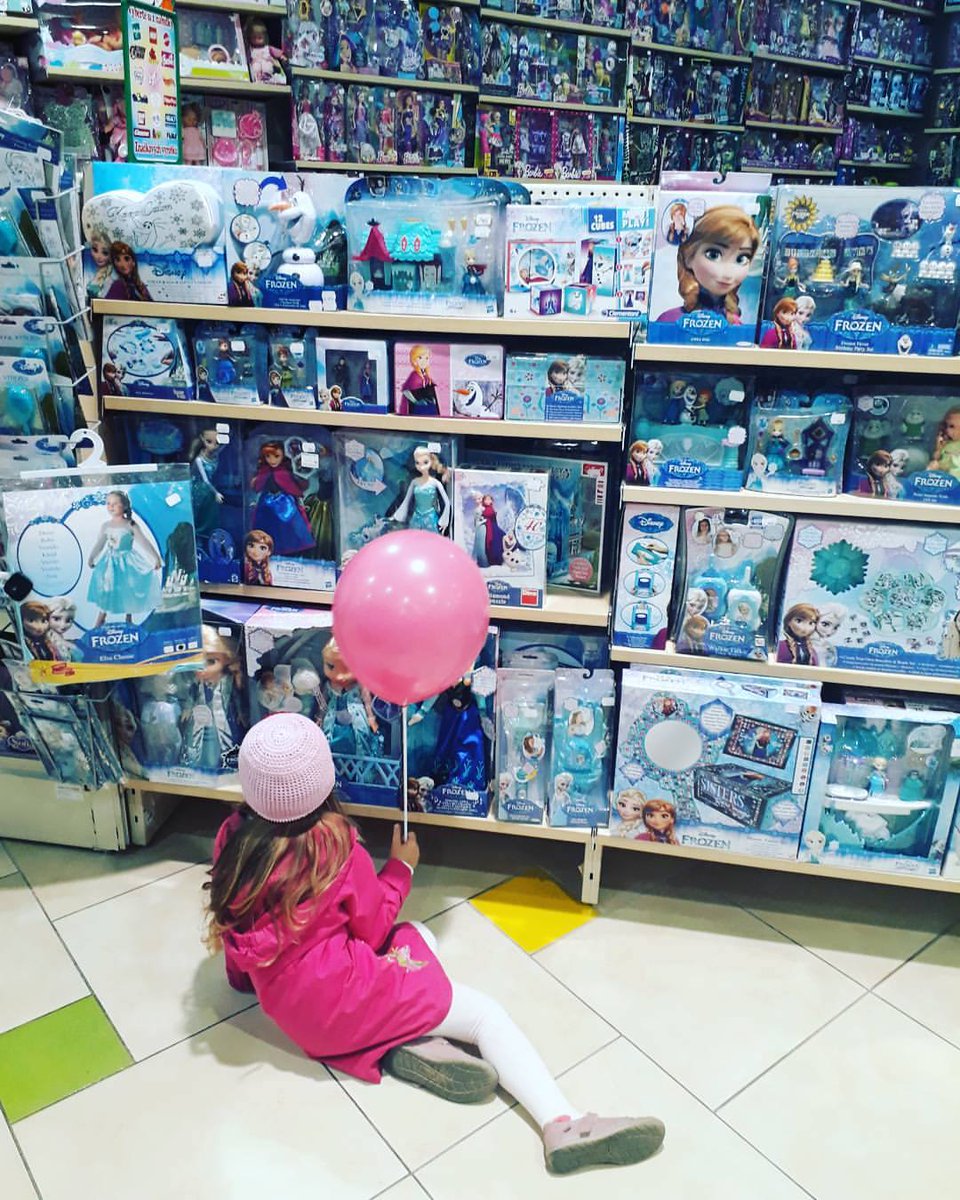 MatkaKorektorka's tweet photo. Jasně, klidně si k tomu sedni, však já počkám. #znudenamatka #hodinavhrackarstvi #Frozen #Elsa #Anna #love https://t.co/vGgG4mSEkV