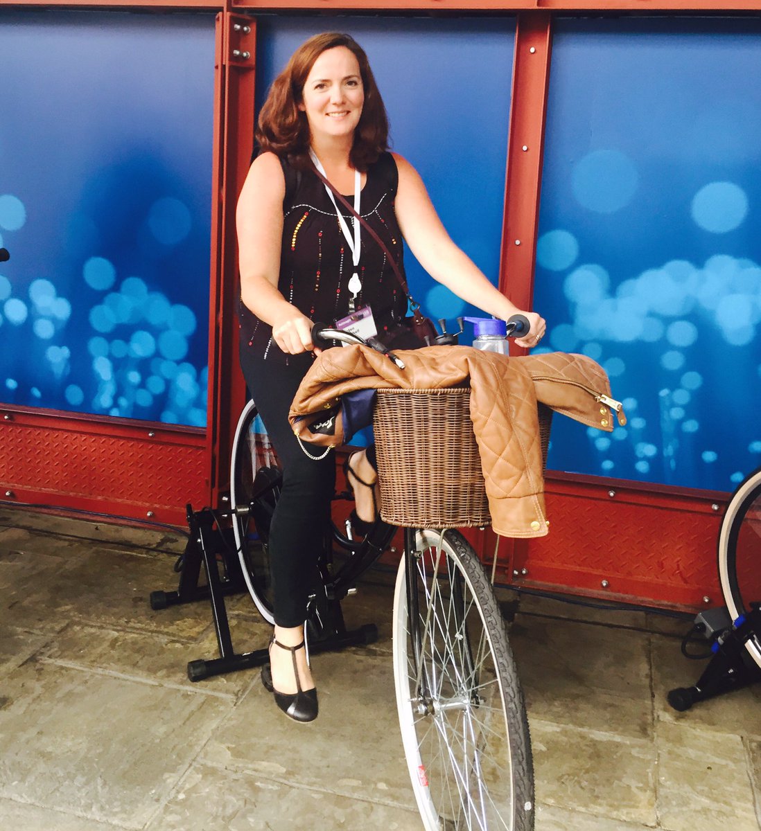 KirsDix's tweet photo. Desperately trying to charge my phone during a break! #LongerBreak or #StrongerLegs #ReimagineHR https://t.co/J6tJ20nzfx