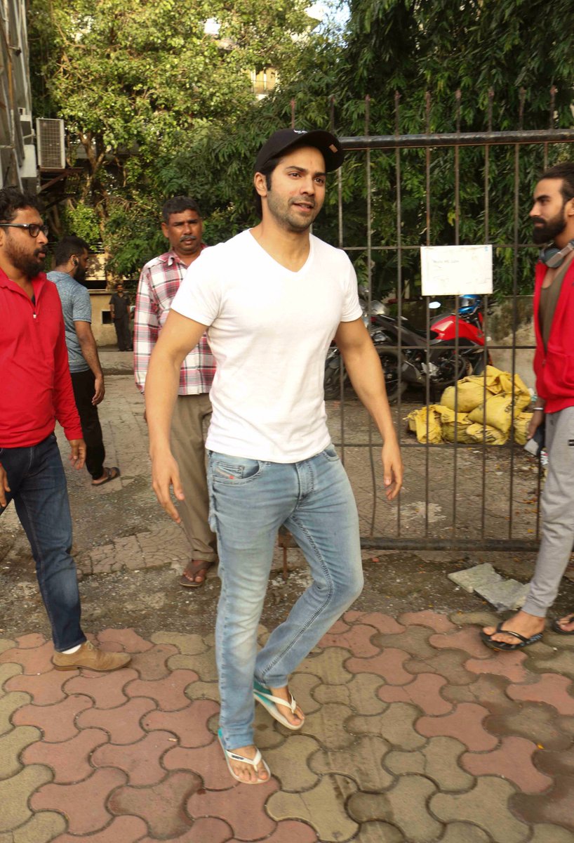 Varuniacs's tweet photo. PICS-1 📷 : Varun Dhawan Spotted at Shoojit Sircar's Office!

#Untagged #HQ #VarunDaily https://t.co/Zhj1HP7EY3