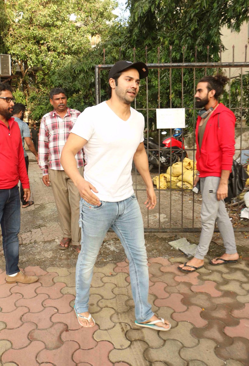Varuniacs's tweet photo. PICS-1 📷 : Varun Dhawan Spotted at Shoojit Sircar's Office!

#Untagged #HQ #VarunDaily https://t.co/Zhj1HP7EY3