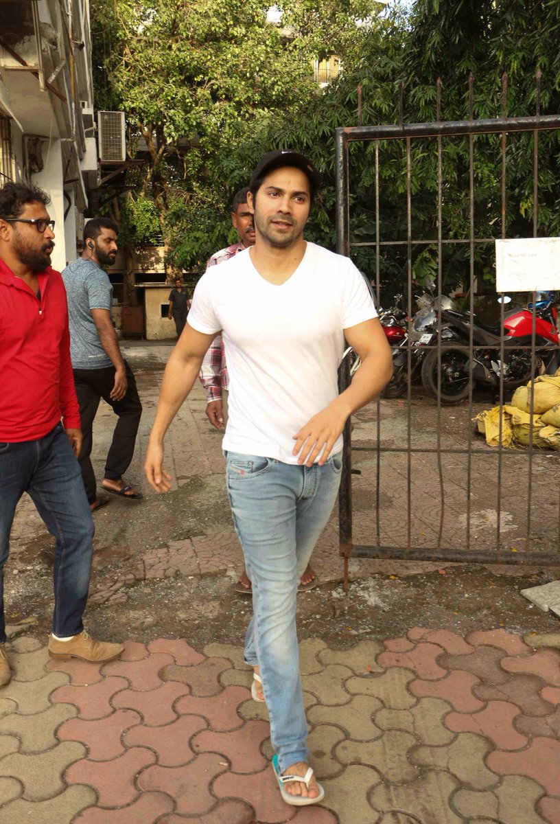 Varuniacs's tweet photo. PICS-1 📷 : Varun Dhawan Spotted at Shoojit Sircar's Office!

#Untagged #HQ #VarunDaily https://t.co/Zhj1HP7EY3