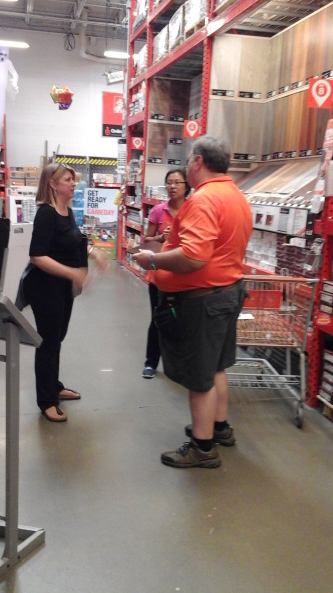 met4117's tweet photo. Awesome partnership! Don signing with customer and explaining to Rachel @Craehn  @mariani_jen  @BrianMcL70  @jtwigg83  @TrinidadActual https://t.co/jAWc2TkPj4