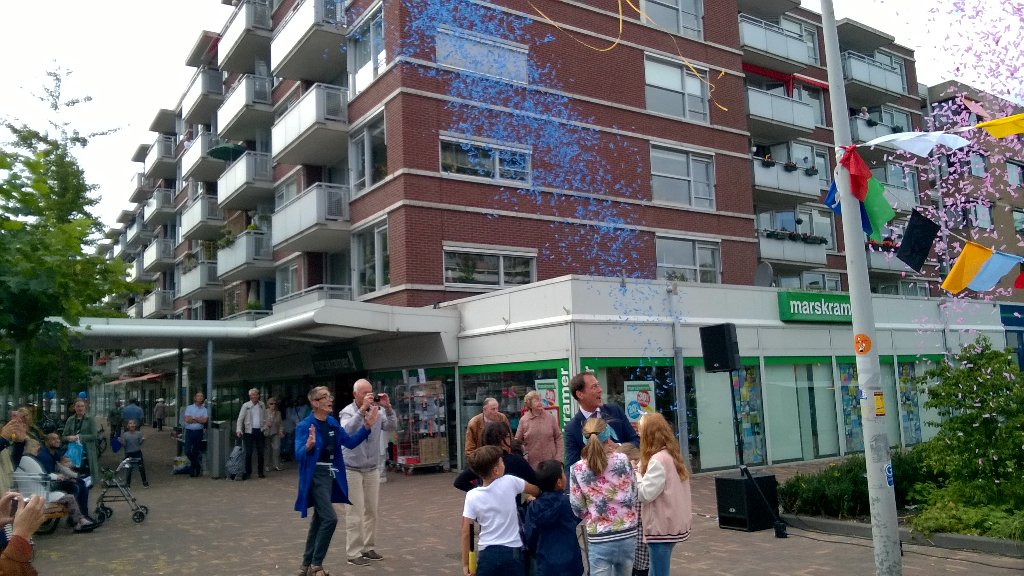 HarmBenthem's tweet photo. #LoosduinenLeeft supermooi hernieuwd winkelcentrum #AlphonsDiepenbrockhof @BoudewijnRevis...winkelen is een feest https://t.co/ukY6Q5HNci