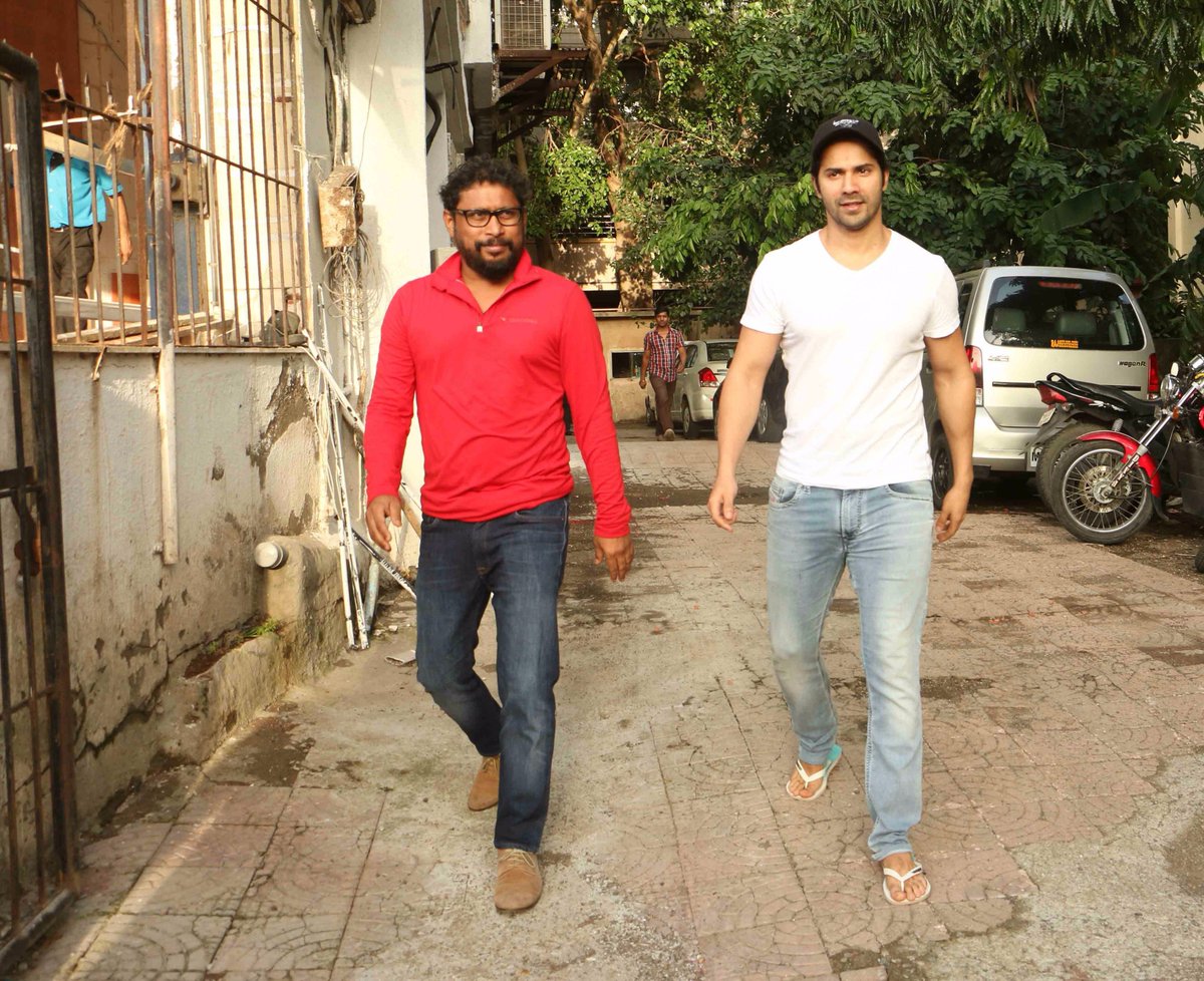 Varuniacs's tweet photo. PICS-3 📷 : Varun Dhawan Spotted at Shoojit Sircar's Office!

#Untagged #HQ #VarunDaily https://t.co/Nm56wecjG7