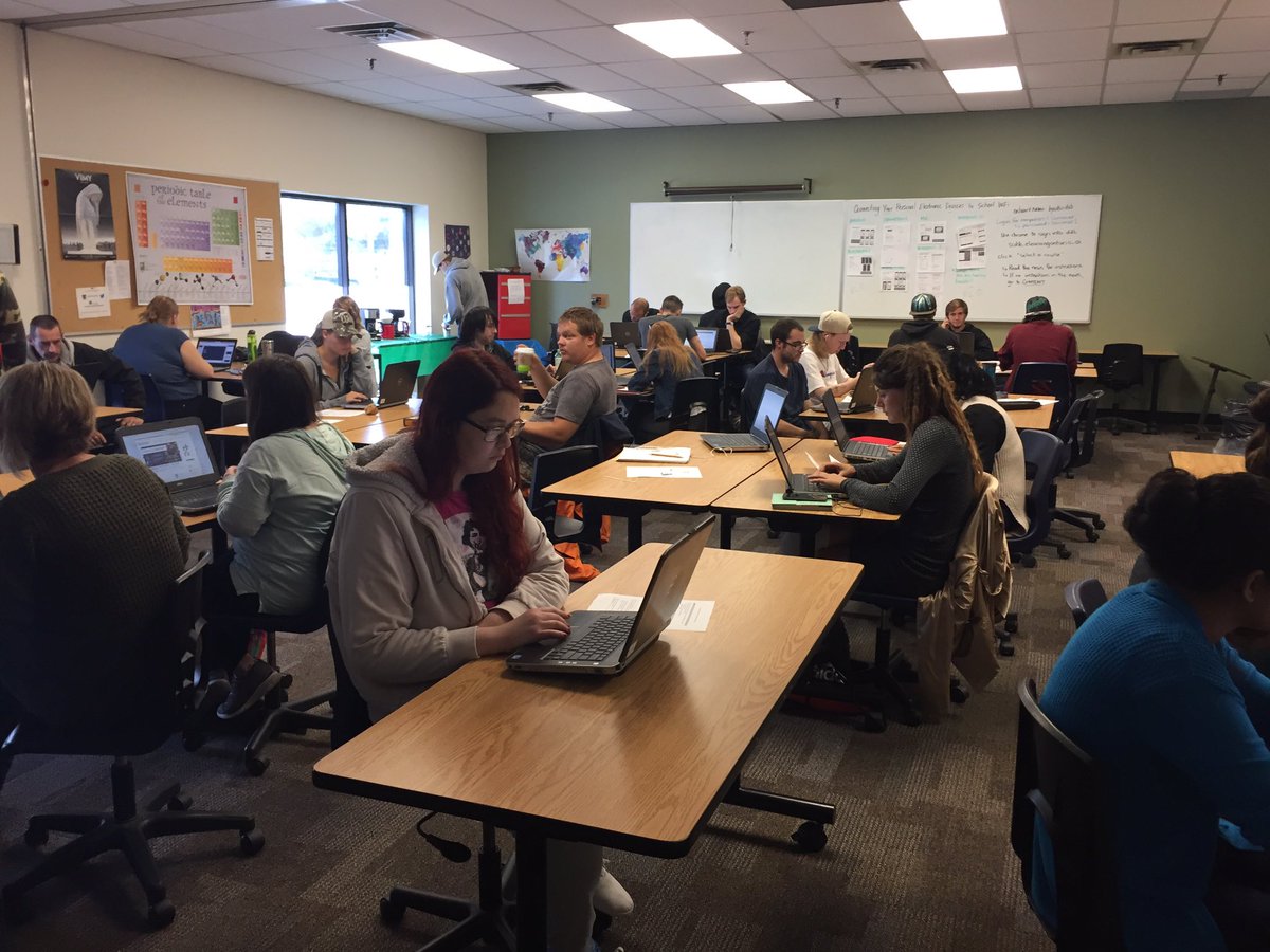 Day 2 @BarrieLearningCentre students hard at work! #ehub #scdsb #elearningscdsb