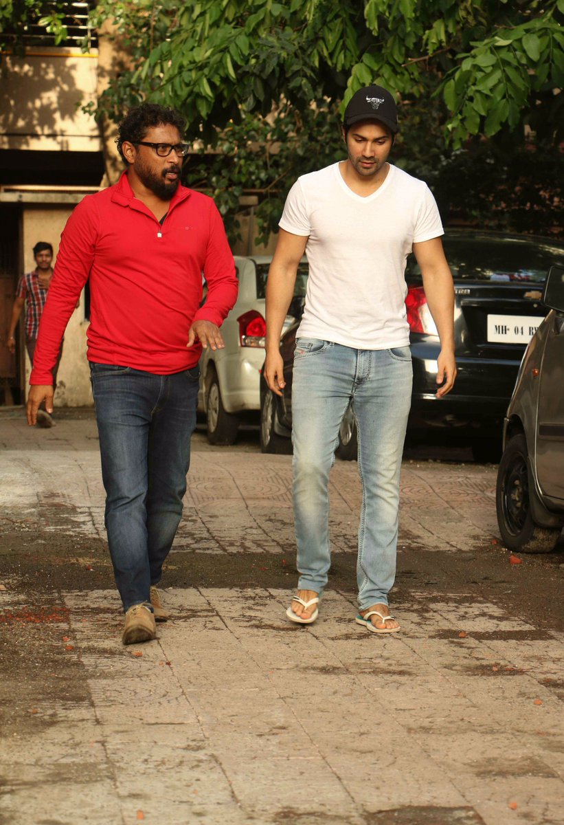 Varuniacs's tweet photo. PICS-4 📷 : Varun Dhawan Spotted at Shoojit Sircar's Office!

#Untagged #HQ #VarunDaily https://t.co/hiyMLHf64v