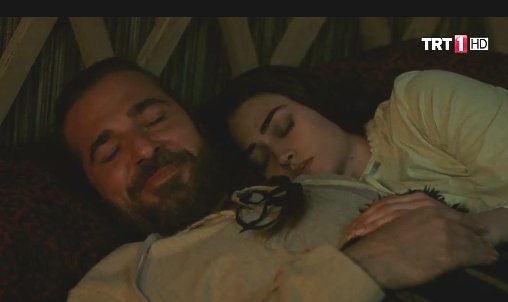 benimfikrimce's tweet photo. Şu sahnede Ertuğrulun uyanıp gülümsediği kısmı çok seviyorum,sonrasını da seviyorum,ama burayı bi ayrı seviyorum😍 #erhal #esrabilgiç https://t.co/RAavRvgINw