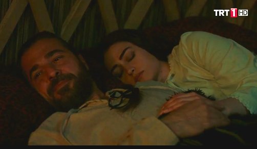 benimfikrimce's tweet photo. Şu sahnede Ertuğrulun uyanıp gülümsediği kısmı çok seviyorum,sonrasını da seviyorum,ama burayı bi ayrı seviyorum😍 #erhal #esrabilgiç https://t.co/RAavRvgINw