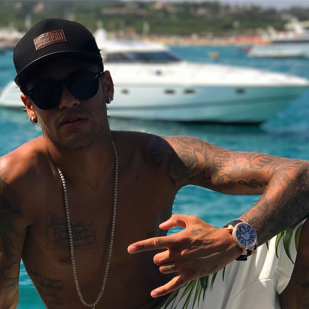 neymarjr's tweet photo. ✌🏿😜 @GaGaMilanoWorld https://t.co/dZV8lQJC27