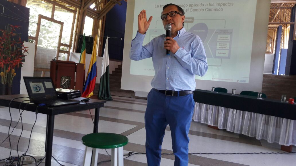 ugc_armenia's tweet photo. Conferencia del meteorólogo Humberto González Marentes, 1er Simposio Departamental de Mitigación y Adaptación al Cambio Climático #UGCA https://t.co/Z1UnOMV0Ac