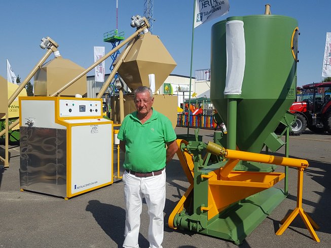 feriasalamaq's tweet photo. Talleres Castaño, empresa de fabricación de molinos y piensos de Vitigudino, fue uno de los expositores que inauguró Salamaq hace ya 34 años https://t.co/ywhJSSSx6d