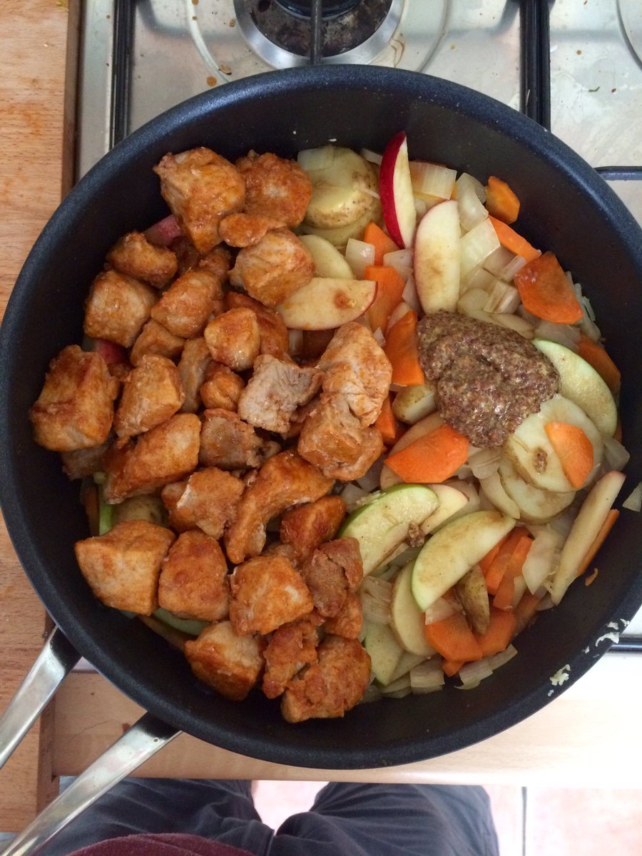 The evenings are drawing in, the light mornings are fading. Time for autumn food. Pork with apples and mustard. Excuse dirty stove top. 😉