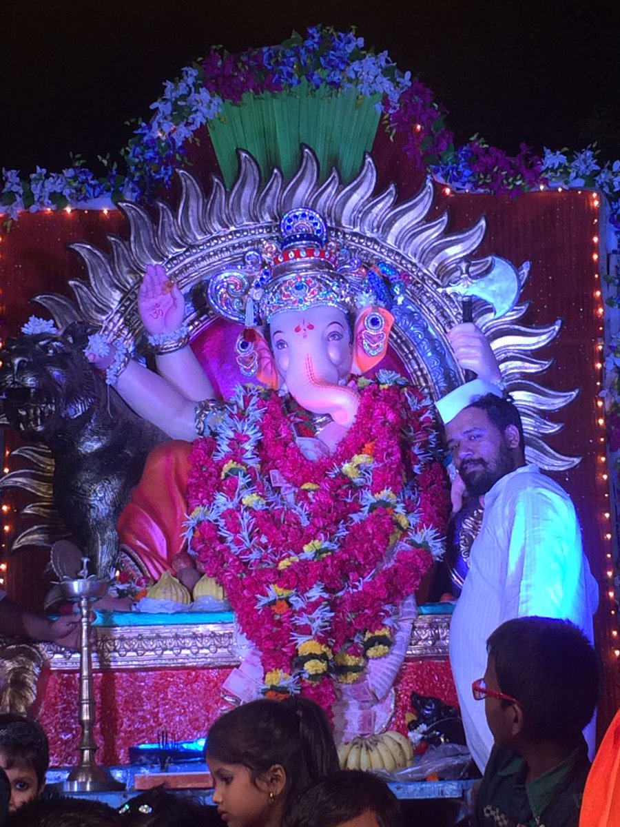 MumbaiTimesMT's tweet photo. माटुंगा रोडच्या 'महेश मित्र मंडळा'च्या बाप्पाची विसर्जन मिरवणूक सुरू.
#निरोप 
#MTganesh 
@mataonline 
@marathivichar https://t.co/V4qyKkDhY5