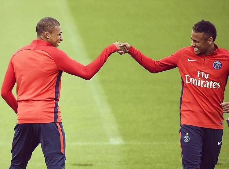 Histoire_du_PSG's tweet photo. Passons aux choses sérieuses, bonne saison les amis 😎 https://t.co/aDDj14PFyc
