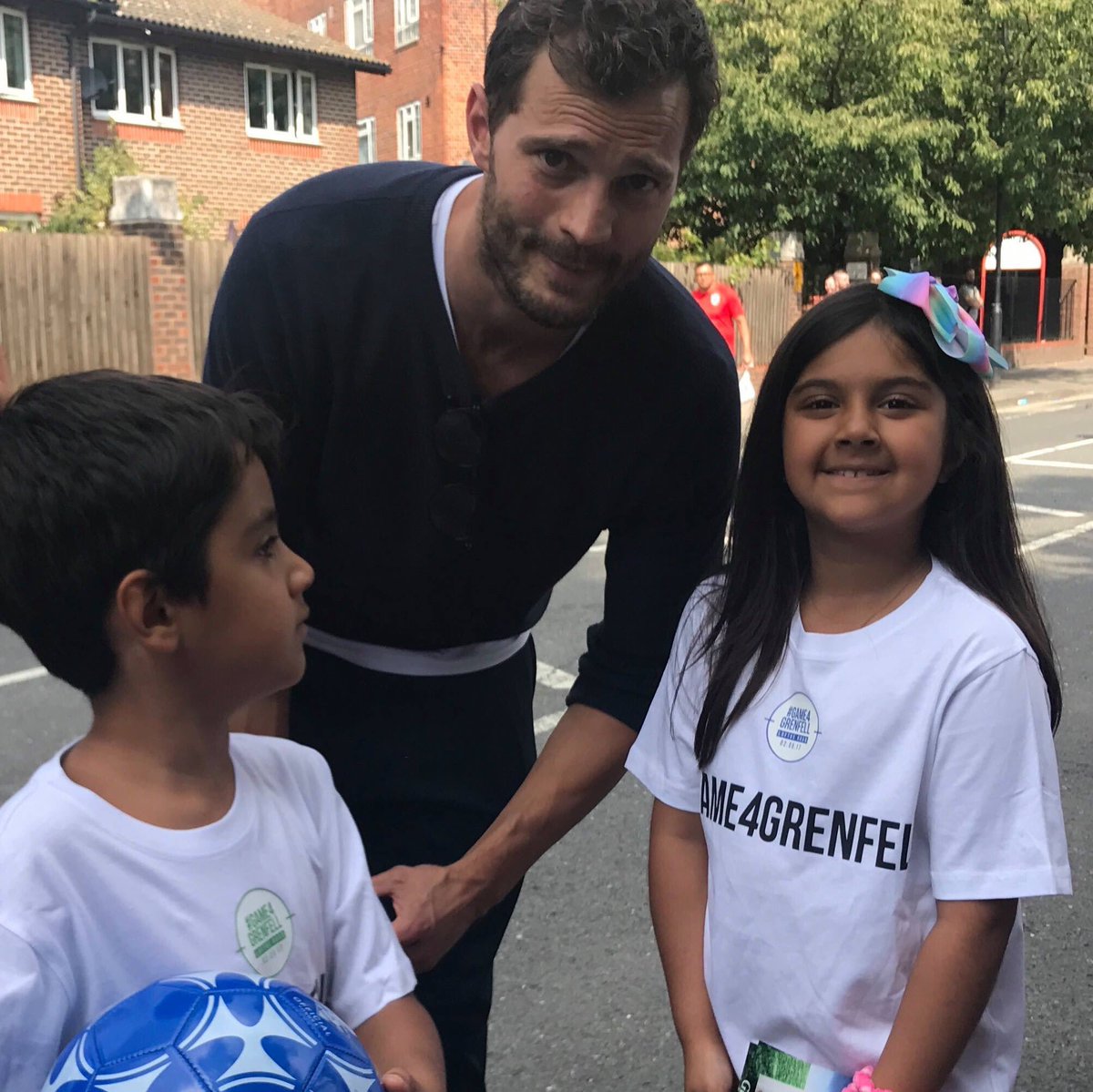 nurplj's tweet photo. Jamie con los niños de #Game4Grenfall 😍muero de amor ❤ Se ve tan adorable🤗 es un niño más 😘 https://t.co/HJfKt6sUTD