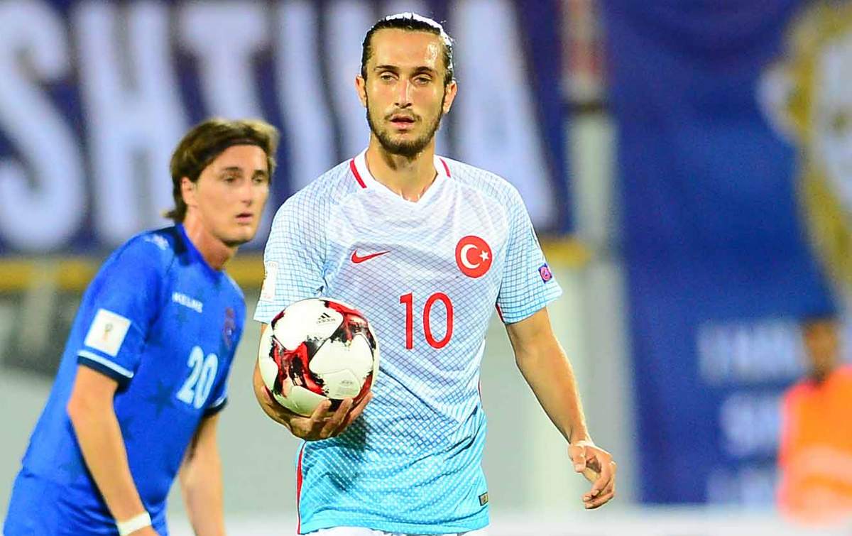 Yusuf Yazıcı, Milli Takım formasıyla oynadığı reklam filminden kazandığı 250 bin lirayı Lösev ve sevgi evlerine bağışladı. (Taka Gazetesi)