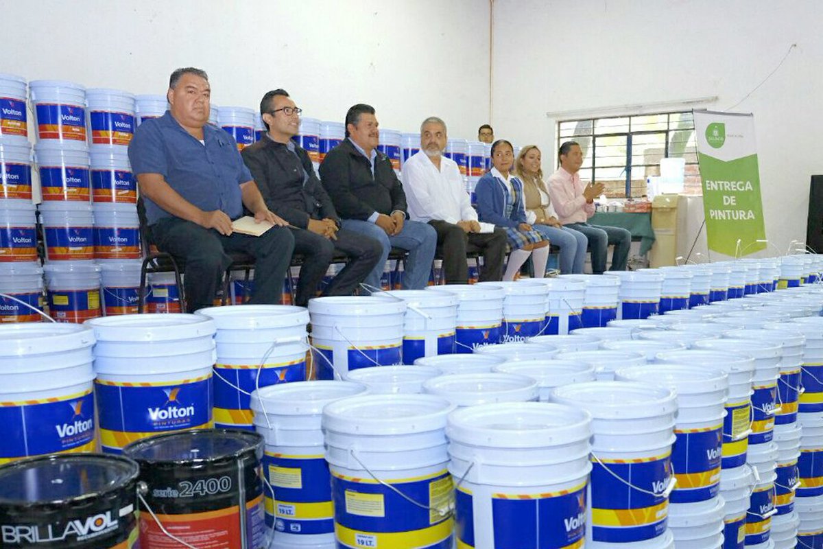 SecEducacionJal's tweet photo. El Presidente Municipal de Unión de Tula, Ernesto Zermeño, recibió la pintura de parte de @ponchogomezg, en representación de @PacoAyon. https://t.co/5L8PvhGY4K