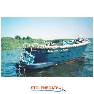 stolenboats's tweet photo. #Gestolen: Tussen 25-08 en 01-09 werd te Scheerwolde deze donkerblauwe Antaris 570 sloep gestolen. Zie https://t.co/y3TABInxQb #gestolenboot https://t.co/TSFc4LWjOn