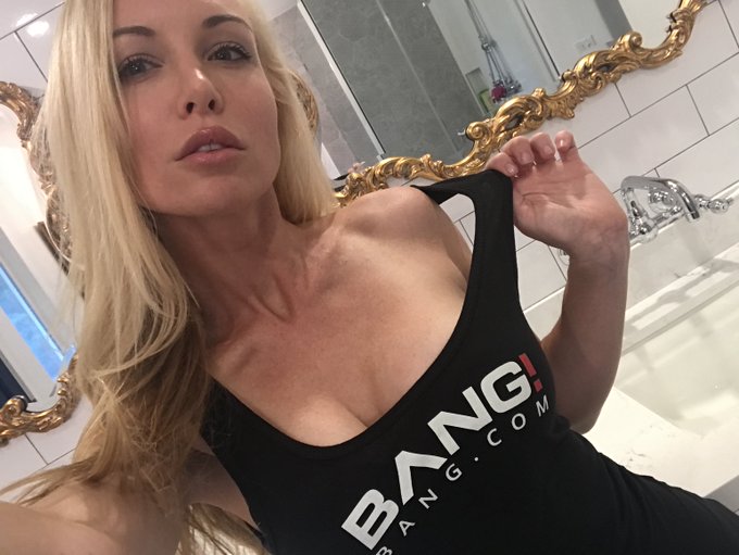 Another rather porny pose as a part of my ongoing ambassadorly duties for @Bang_Twts https://t.co/E2