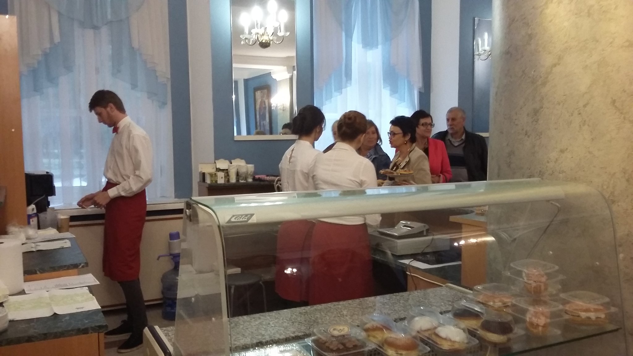 Буфет работает