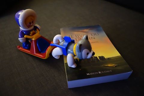 L_Attelage's tweet photo. Merci à @Carazachiel pour ce clin d’œil très sympa, avec la couverture du Livre du Destin – écrit par Marion Roudaut 😊
#MeuteAlpha https://t.co/OCU4d7oq1x