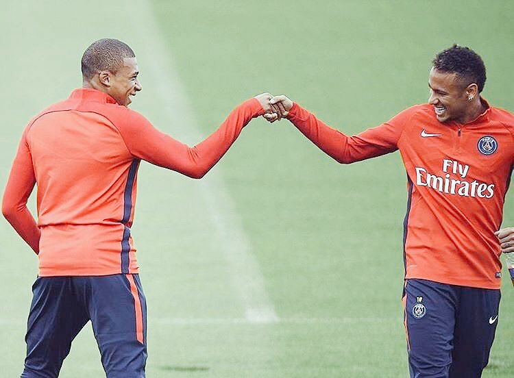 Footballogue's tweet photo. 🤝 https://t.co/COZAKQxu9t
