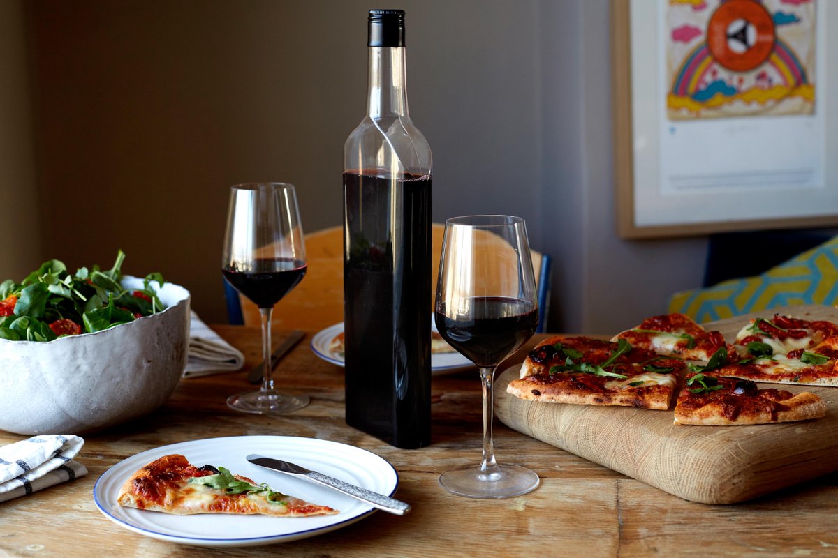 вино французское бокал. романтический ужин с вином. ужин с вином. вечер в ресторане. ужин с вином в ресторане.