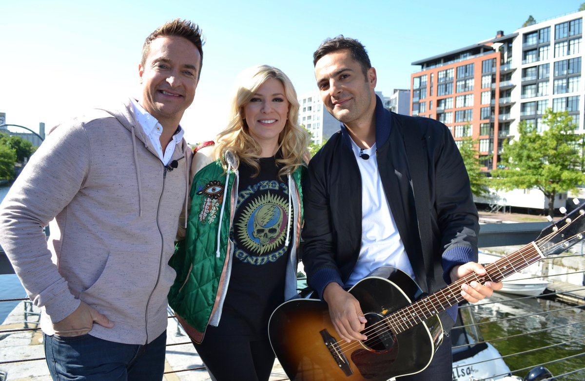 Nous sommes en ondes dans 10 minutes avec comme invité @Dumasmusique, et <a href="/Sfaita/">Spiridoula faita</a> nous nourrit de sandwichs à l'aubergine alors soyez là!👏🎸